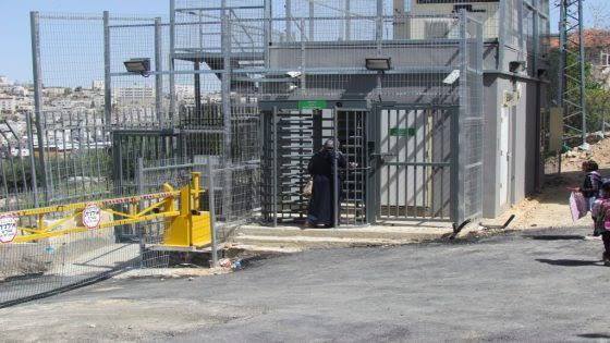 محافظة القدس: تكثيف الاحتلال للحواجز العسكرية والبوابات الحديدية يهدف إلى عزل المدينة عن محيطها